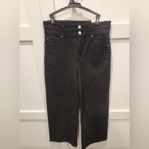 New with tag.  Wide legs Ankle black jeans.